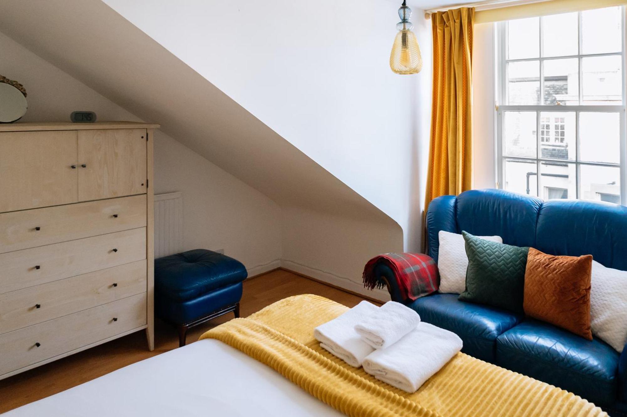 Charming 3 Bedroom Apartment In The Heart Of Vibrant Old Town Edinburgh Bagian luar foto