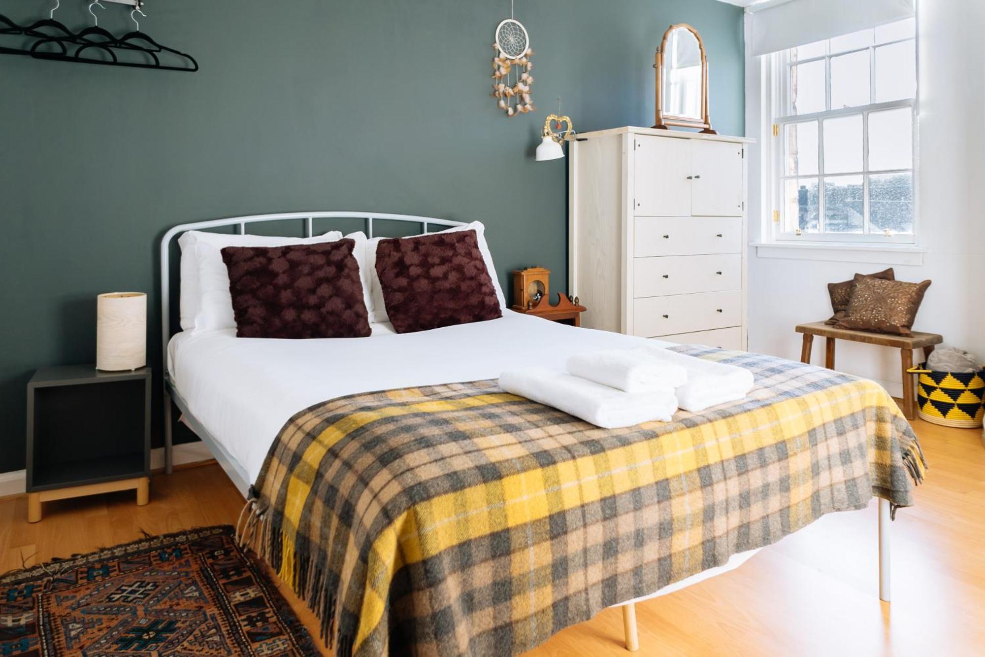 Charming 3 Bedroom Apartment In The Heart Of Vibrant Old Town Edinburgh Bagian luar foto