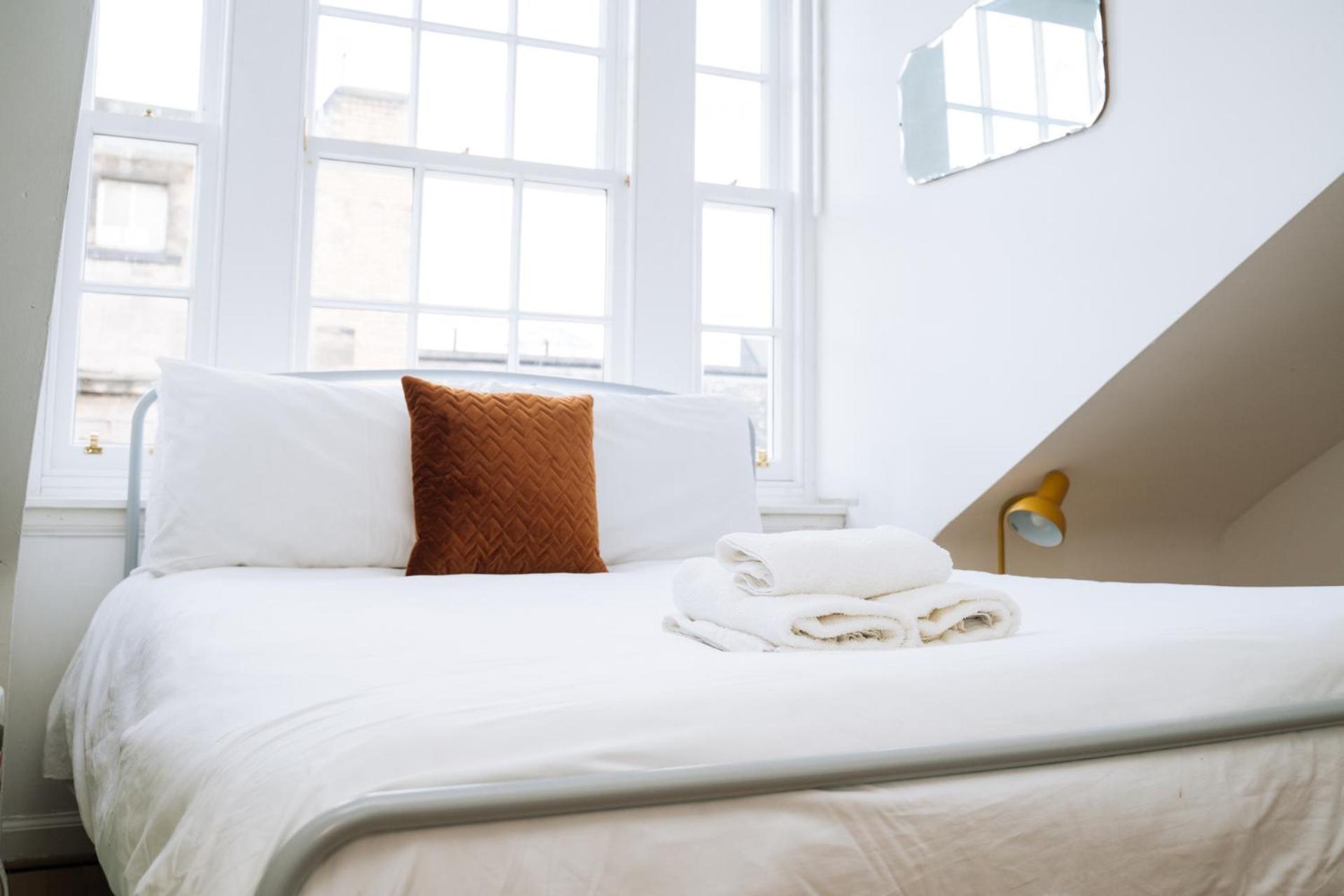 Charming 3 Bedroom Apartment In The Heart Of Vibrant Old Town Edinburgh Bagian luar foto